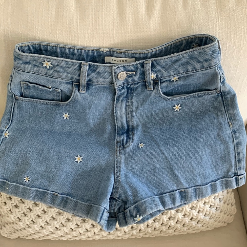 Pacsun denim “Mom Shorts” with embroidered Daisy flower detail.